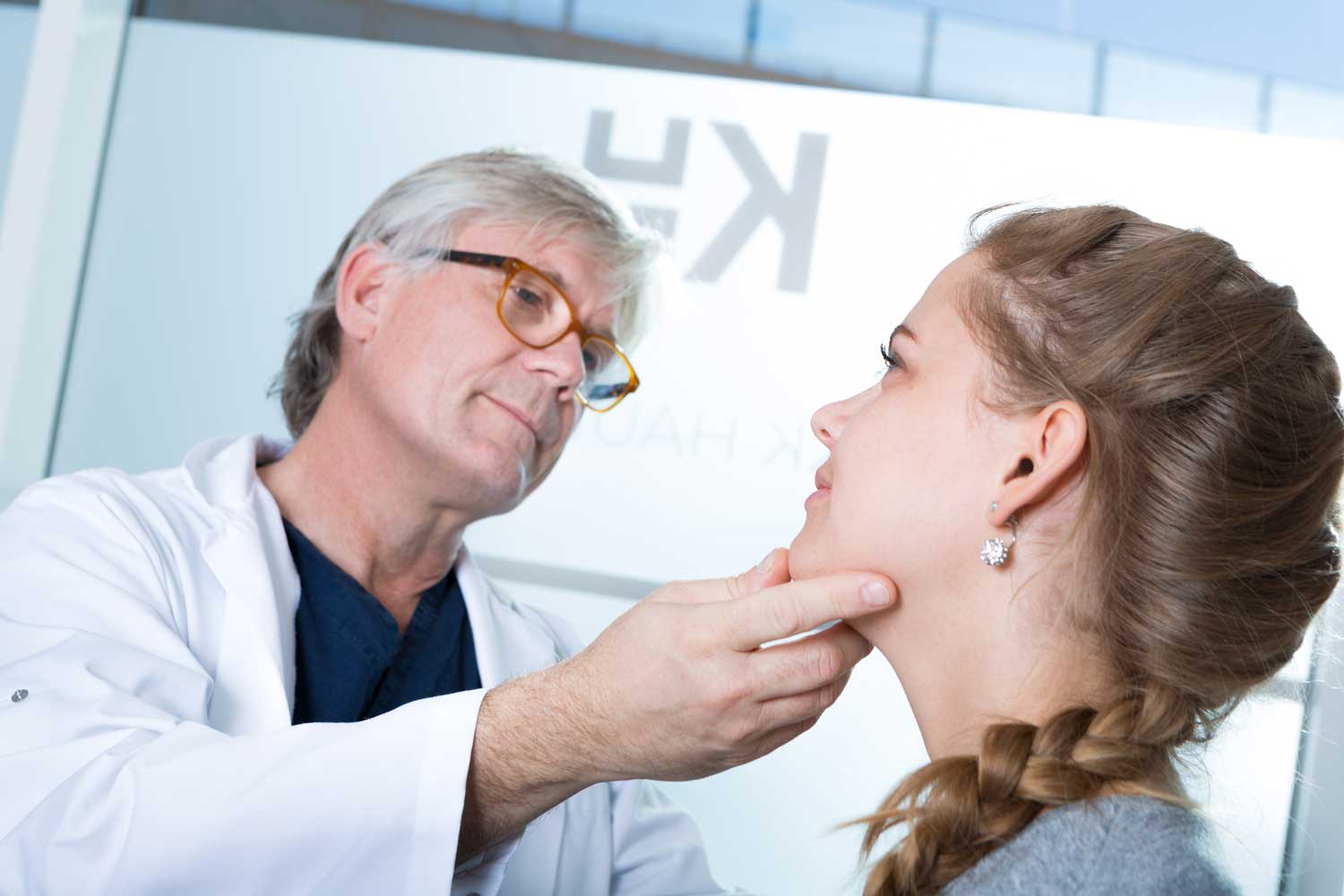 Dame på konsultasjon hos Haukeland Klinikken