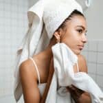 Bilde av en kvinne som tar en SkinCeuticals behandling i eget hjem