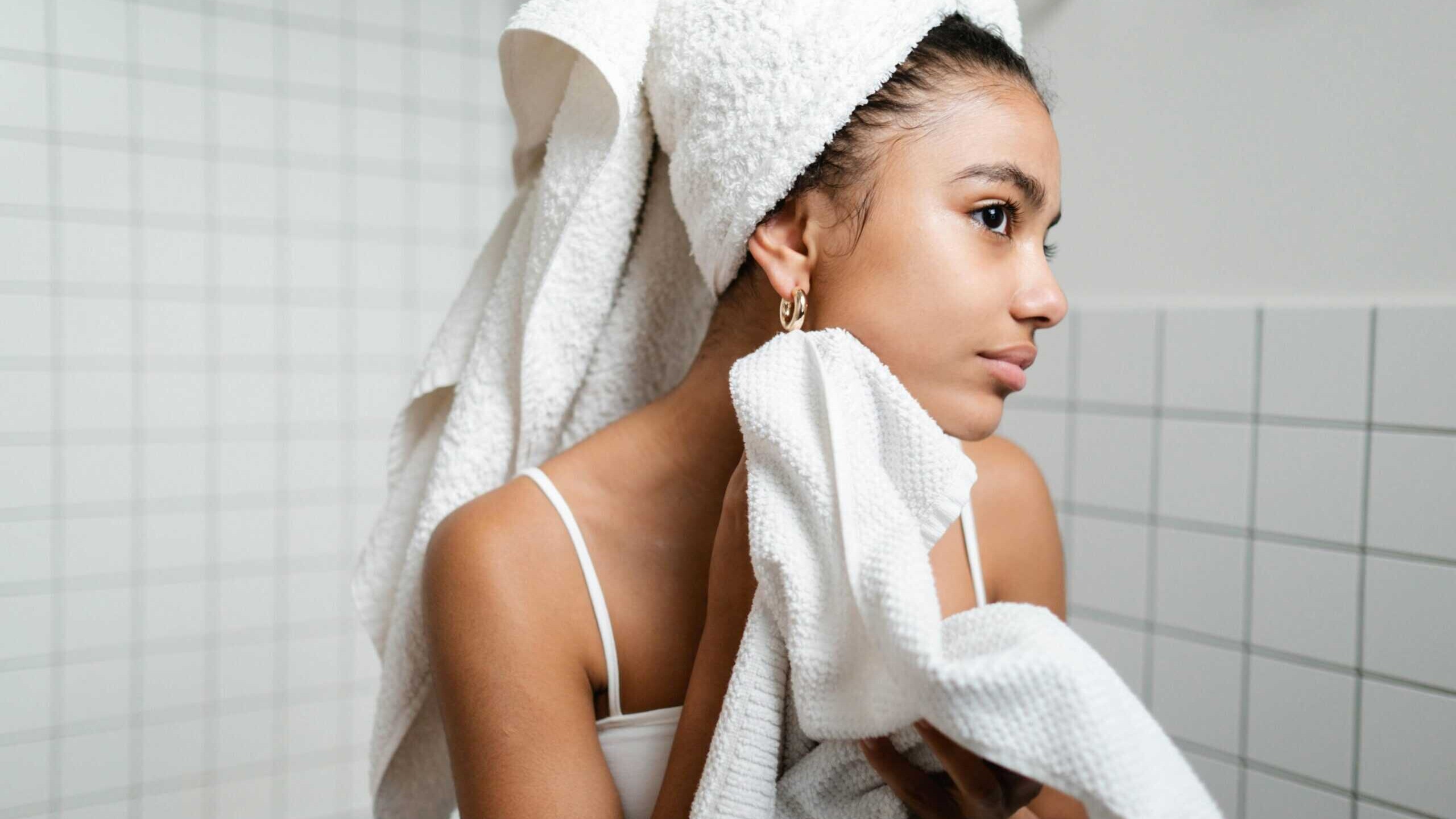 Bilde av en kvinne som tar en SkinCeuticals behandling i eget hjem
