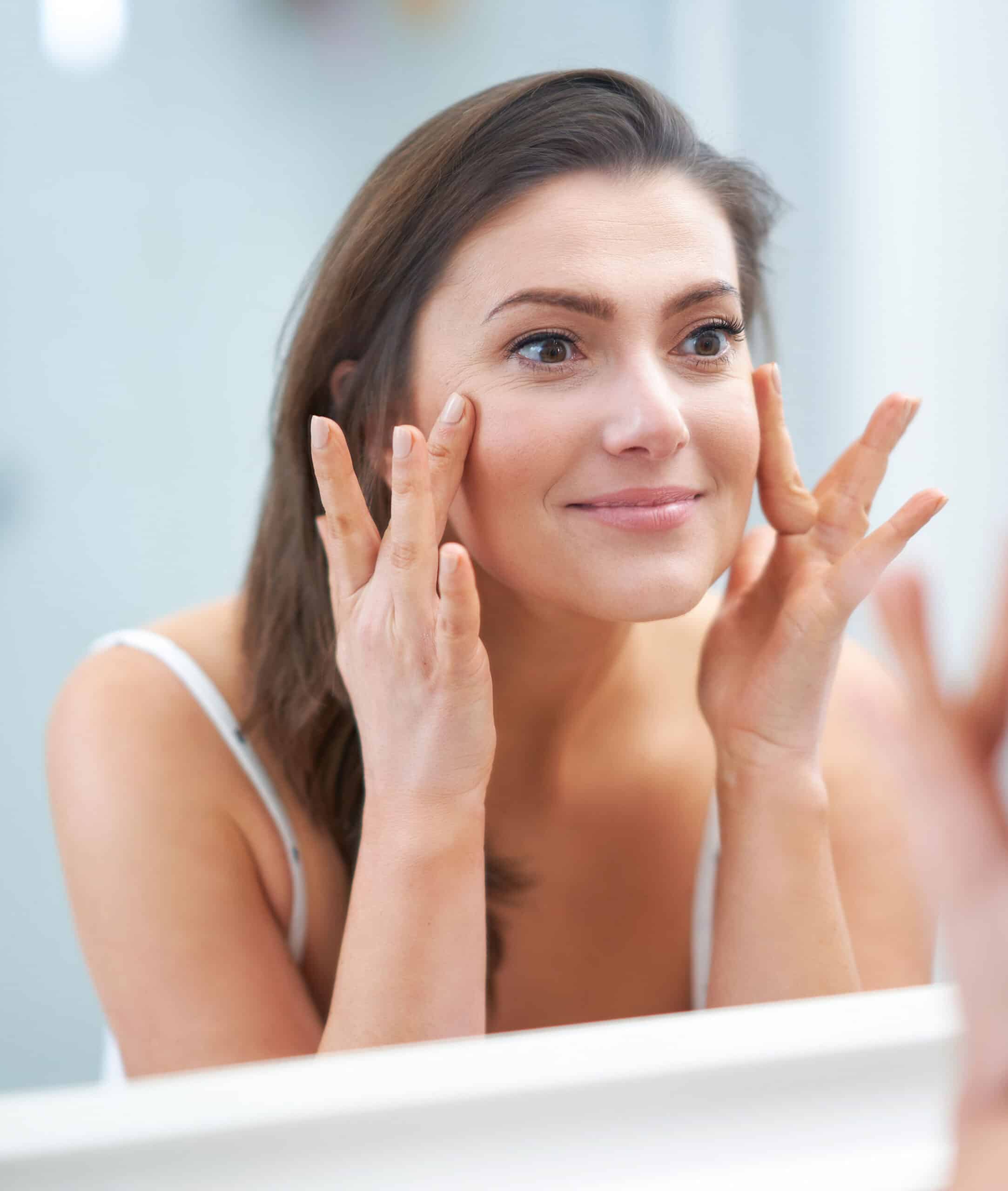 Kvinne som står og studerer resultatet etter en skinvive behandling